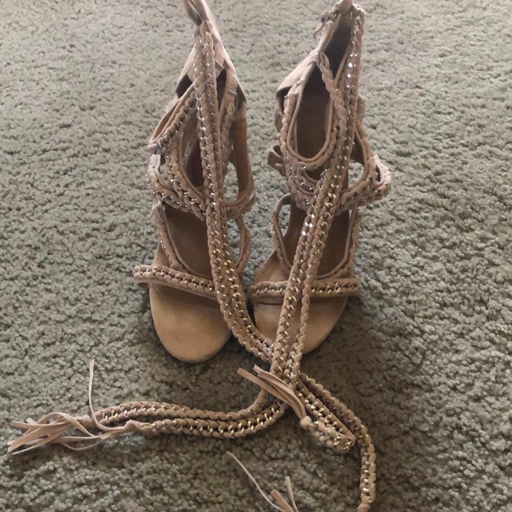🤩Beautiful lace up heels 🤩